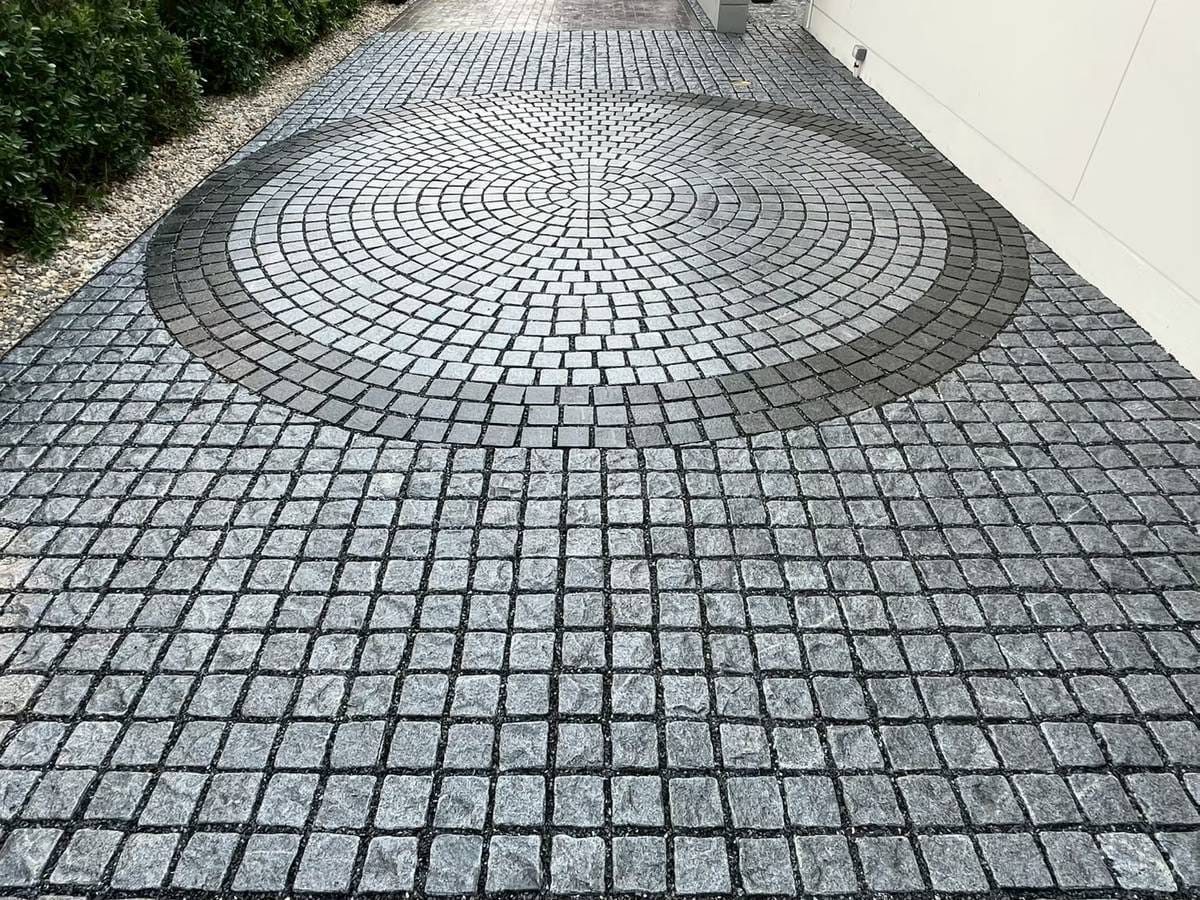 หินลูกเต๋าปูพื้น COBBLESTONE แบบแผ่นสำเร็จ MODERN DECOR รุ่นคลาสสิก ซอฟต์ ผิวธรรมชาติ ข้างตัดธรรมชาติ 50X50X3 ซม. หินธรรมชาติแกรนิตสีเทา ลายเรียงตรง_3