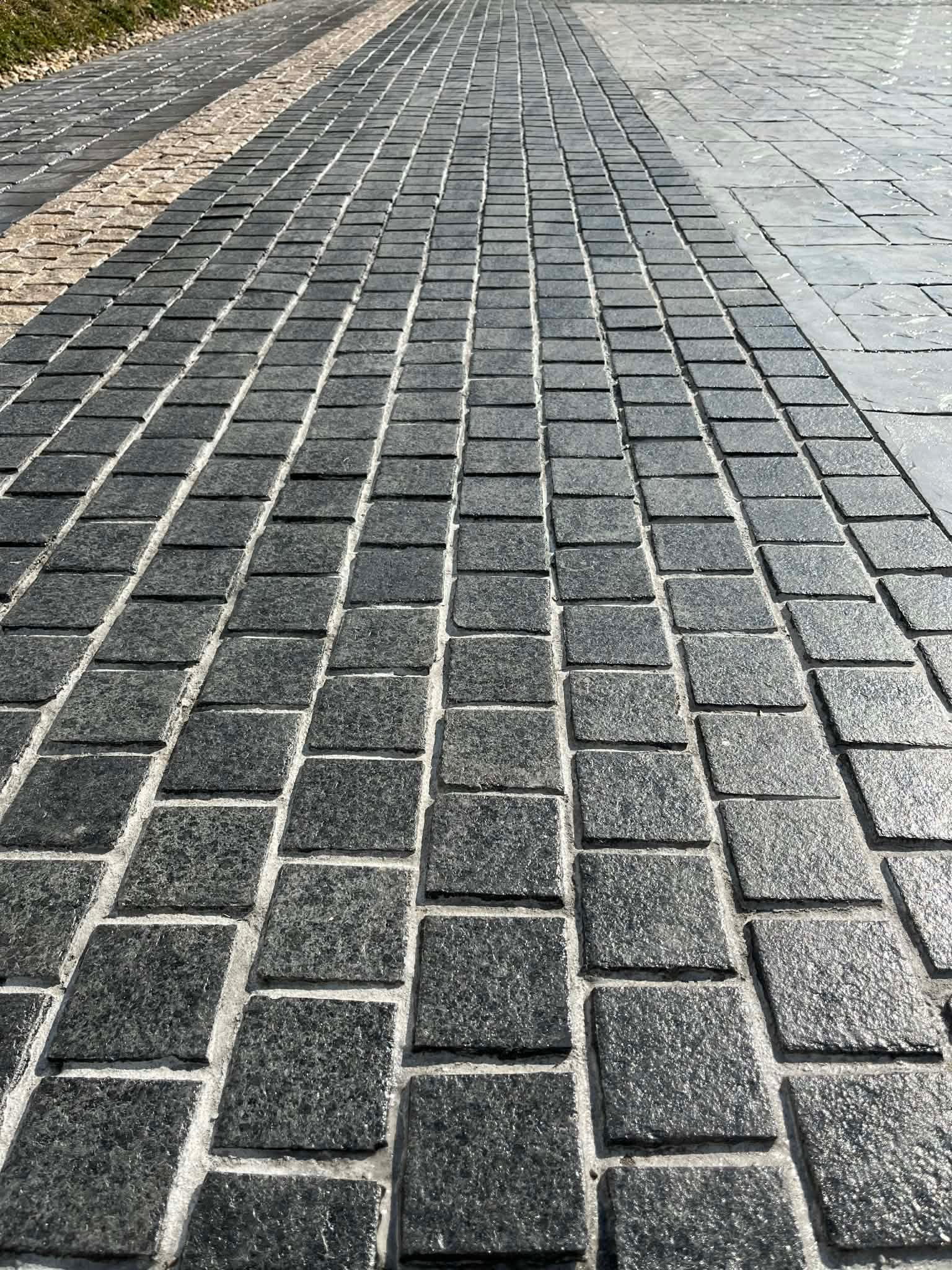 หินลูกเต๋าปูพื้น COBBLESTONE แบบแผ่นสำเร็จ MODERN DECOR รุ่นซิมพลี ผิวพ่นไฟ ข้างตัดธรรมชาติ 50X55X3 ซม. หินธรรมชาติแกรนิตสีดำ ลายเรียงสลับ_3