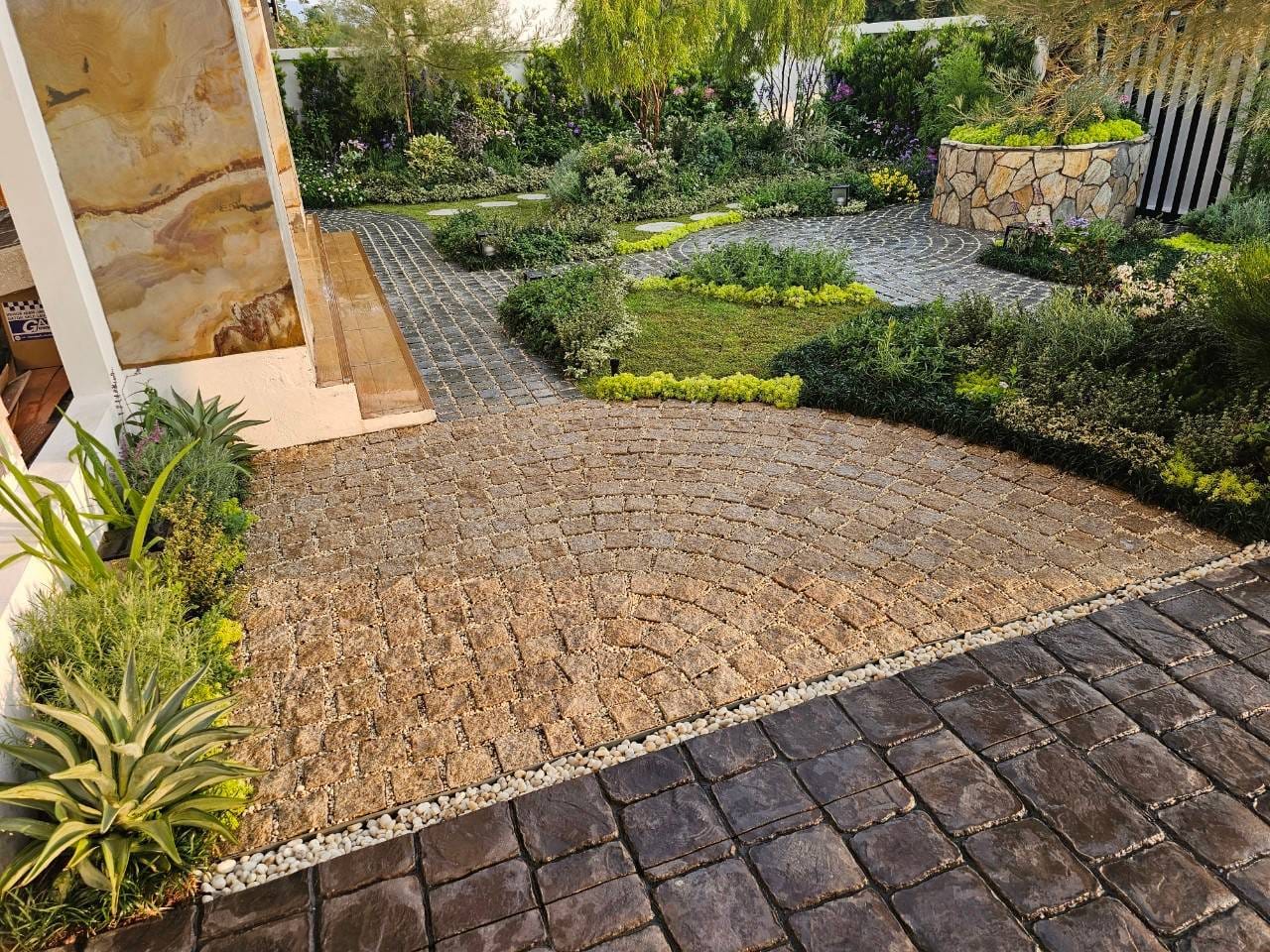 หินลูกเต๋าปูพื้น COBBLESTONE แบบแผ่นสำเร็จ MODERN DECOR รุ่นคลาสสิก ผิวธรรมชาติ ข้างตัดธรรมชาติ 50X55X3 ซม. หินธรรมชาติแกรนิตสีเหลือง ลายเรียงสลับ_3
