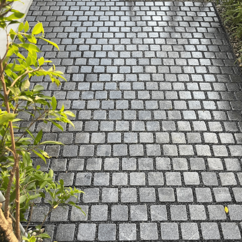 หินลูกเต๋าปูพื้น COBBLESTONE แบบแผ่นสำเร็จ MODERN DECOR รุ่นซิมพลี ผิวพ่นไฟ ข้างตัดเรียบ 50X55X3 ซม. หินธรรมชาติแกรนิตสีเทา ลายเรียงสลับ_4
