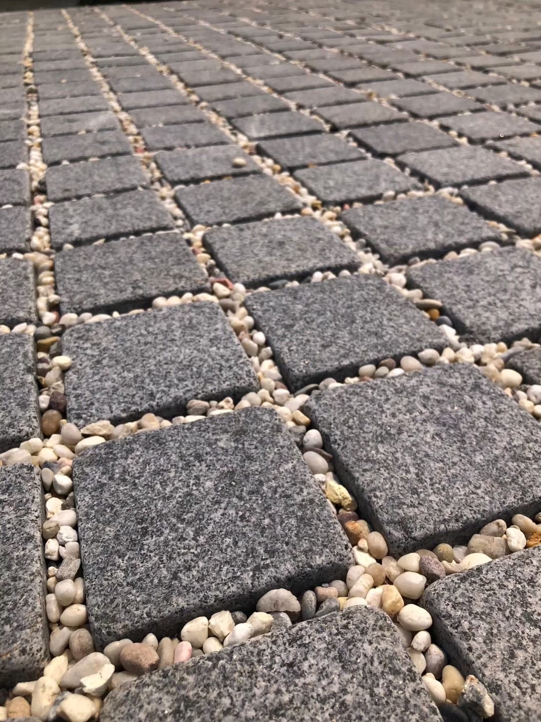 หินลูกเต๋าปูพื้น COBBLESTONE แบบแผ่นสำเร็จ MODERN DECOR รุ่นซิมพลี ผิวพ่นไฟ ข้างตัดเรียบ 50X50X3 ซม. หินธรรมชาติแกรนิตสีเทา ลายเรียงตรง_4