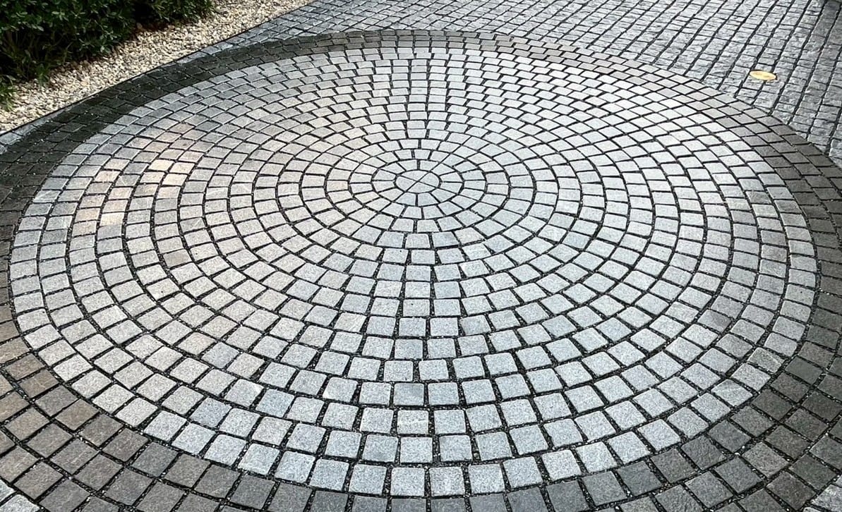หินลูกเต๋าปูพื้น COBBLESTONE แบบวงกลม MODERN DECOR รุ่นซิมพลี ผิวพ่นไฟ ข้างตัดเรียบ 50X50X3 ซม. หินธรรมชาติแกรนิตสีเทา_4