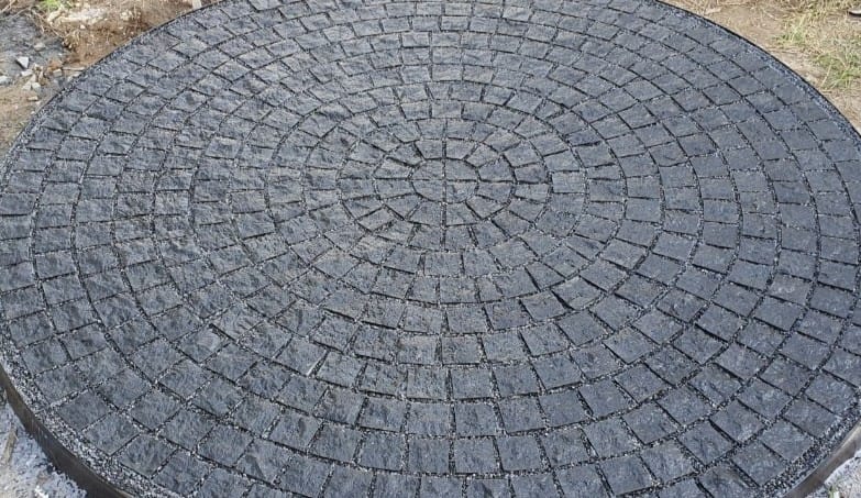 หินลูกเต๋าปูพื้น COBBLESTONE แบบวงกลม MODERN DECOR รุ่นคลาสสิก ผิวธรรมชาติ ข้างตัดธรรมชาติ 50X50X3 ซม. หินธรรมชาติแกรนิตสีดำ_4