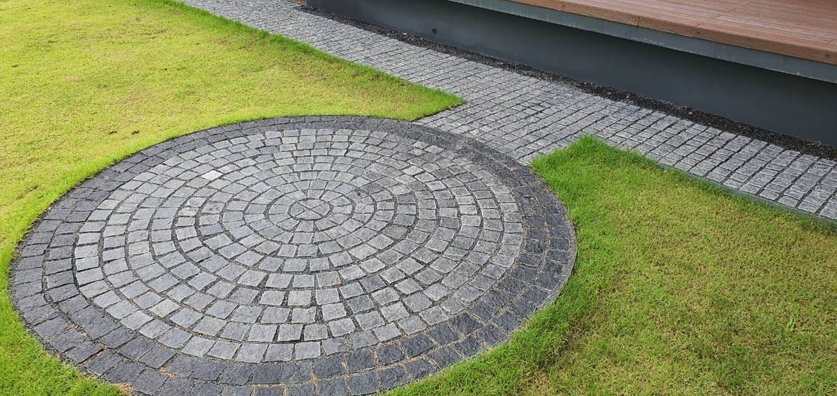 หินลูกเต๋าปูพื้น COBBLESTONE แบบวงกลม MODERN DECOR รุ่นคลาสสิก ผิวธรรมชาติ ข้างตัดธรรมชาติ 50X50X3 ซม. หินธรรมชาติแกรนิตสีเทา_4