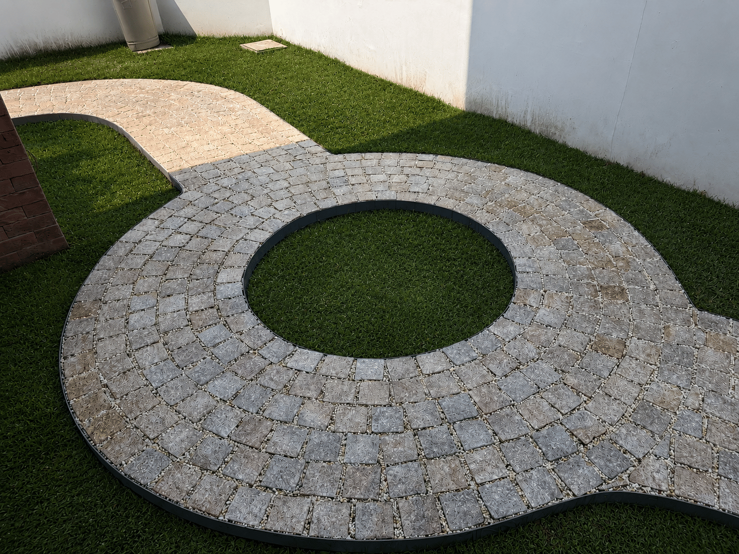 หินลูกเต๋าปูพื้น COBBLESTONE แบบแผ่นสำเร็จ MODERN DECOR รุ่นซิมพลี ผิวพ่นไฟ ข้างตัดธรรมชาติ 50X55X3 ซม. หินธรรมชาติแกรนิตเหลือง ลายเรียงสลับ_4