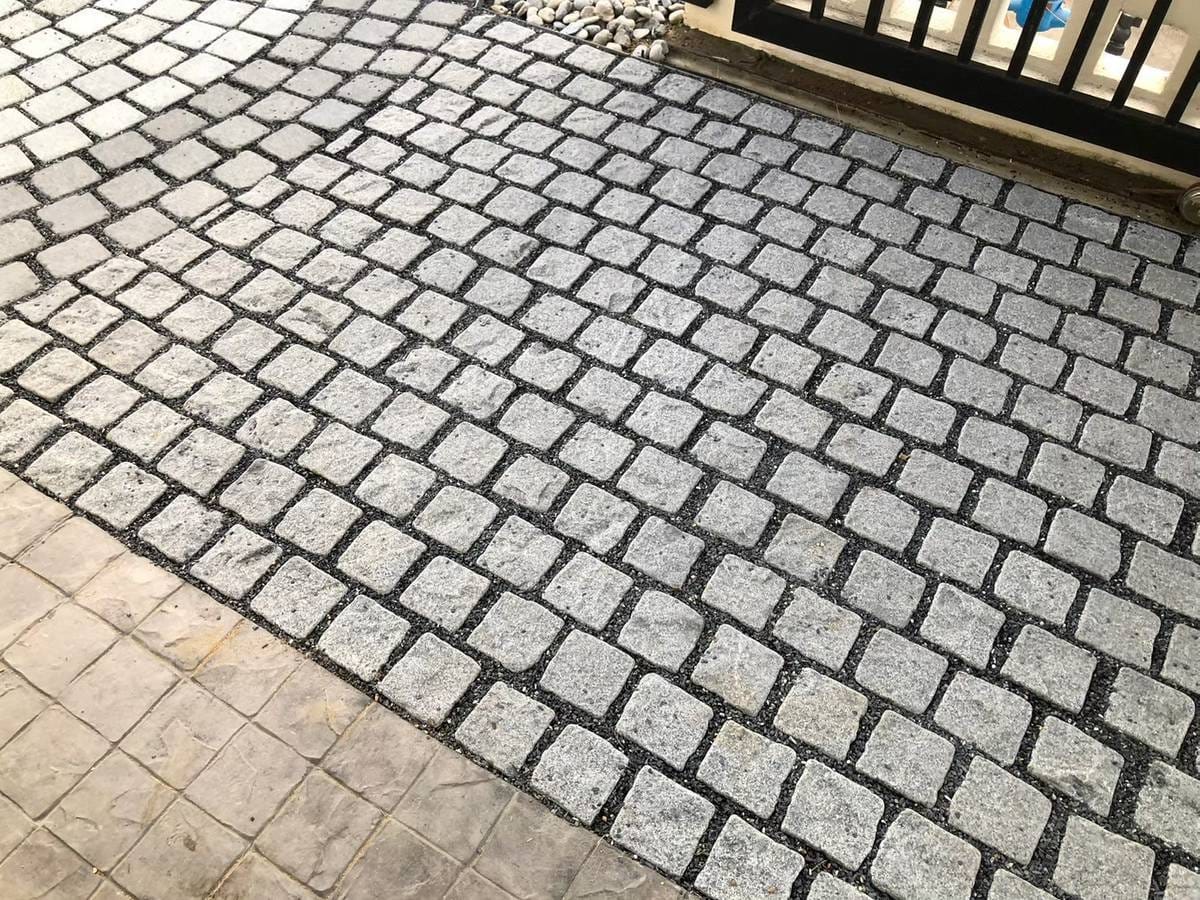หินลูกเต๋าปูพื้น COBBLESTONE แบบแผ่นสำเร็จ MODERN DECOR รุ่นคลาสสิก ซอฟต์ ผิวธรรมชาติ ข้างตัดธรรมชาติ 50X55X3 ซม. หินธรรมชาติแกรนิตสีเทา ลายเรียงสลับ_4