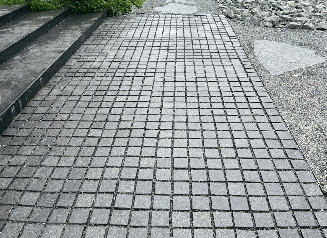 หินลูกเต๋าปูพื้น COBBLESTONE แบบแผ่นสำเร็จ MODERN DECOR รุ่นซิมพลี ผิวพ่นไฟ ข้างตัดธรรมชาติ 50X50X3 ซม. หินธรรมชาติแกรนิตสีดำ ลายเรียงตรง_4