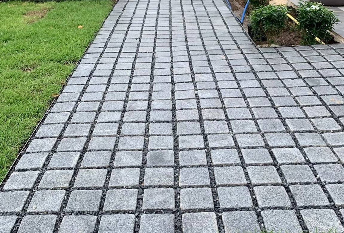 หินลูกเต๋าปูพื้น COBBLESTONE แบบแผ่นสำเร็จ MODERN DECOR รุ่นซิมพลี ผิวพ่นไฟ ข้างตัดเรียบ 50X50X3 ซม. หินธรรมชาติแกรนิตสีเทา ลายเรียงตรง_5