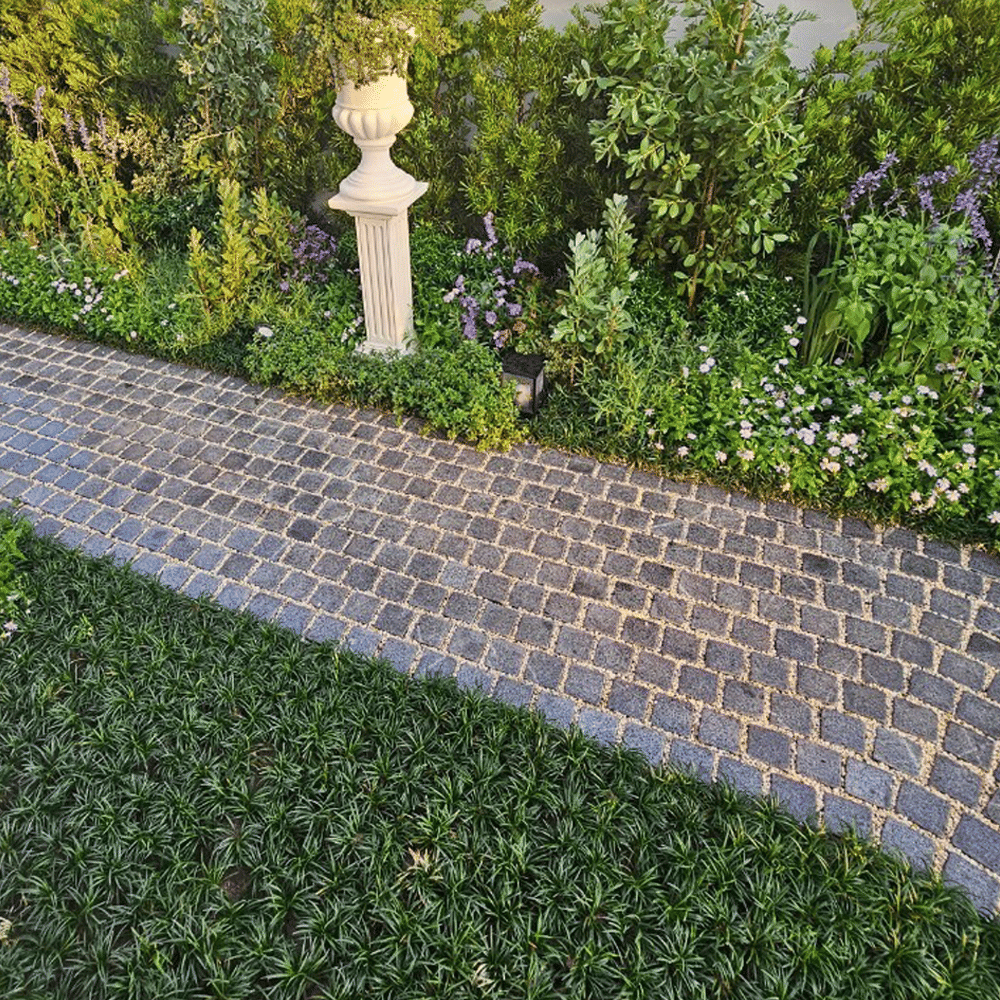 หินลูกเต๋าปูพื้น COBBLESTONE แบบแผ่นสำเร็จ MODERN DECOR รุ่นซิมพลี ผิวพ่นไฟ ข้างตัดเรียบ 50X55X3 ซม. หินธรรมชาติแกรนิตสีเทา ลายเรียงสลับ_5