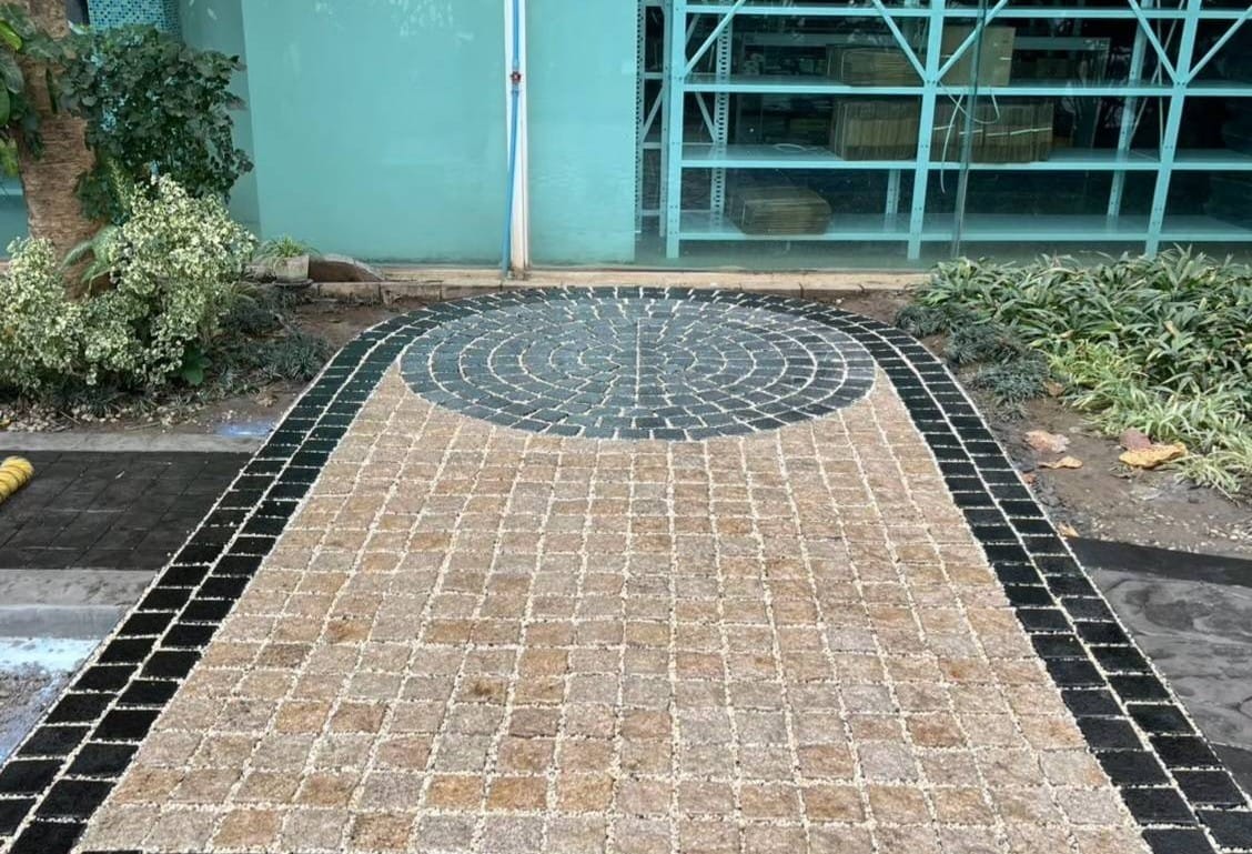 หินลูกเต๋าปูพื้น COBBLESTONE แบบแผ่นสำเร็จ MODERN DECOR รุ่นคลาสสิก ผิวธรรมชาติ ข้างตัดธรรมชาติ 50X50X3 ซม. หินธรรมชาติแกรนิตสีเหลือง ลายเรียงตรง_5