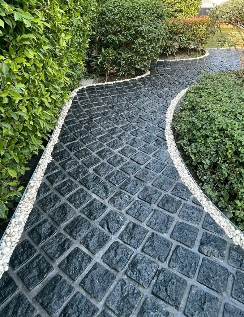 หินลูกเต๋าปูพื้น COBBLESTONE แบบแผ่นสำเร็จ MODERN DECOR ผิวธรรมชาติ ข้างตัดเรียบ โม่ลบมุม 50X55X3 ซม. หินธรรมชาติแกรนิตสีดำ ลายเรียงสลับ_5