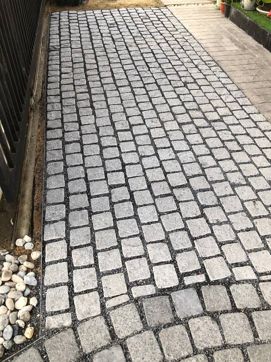หินลูกเต๋าปูพื้น COBBLESTONE แบบแผ่นสำเร็จ MODERN DECOR รุ่นคลาสสิก ซอฟต์ ผิวธรรมชาติ ข้างตัดธรรมชาติ 50X55X3 ซม. หินธรรมชาติแกรนิตสีเทา ลายเรียงสลับ_5