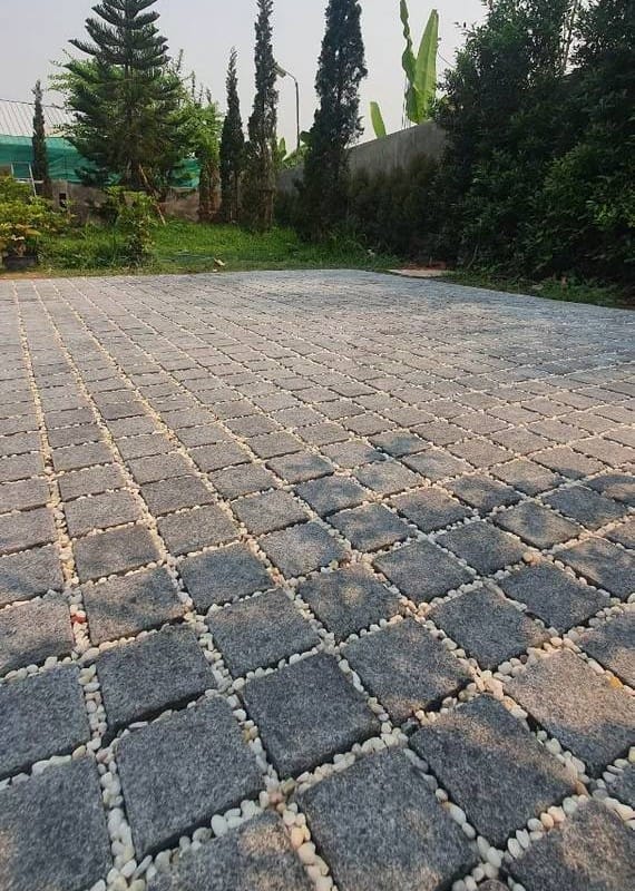 หินลูกเต๋าปูพื้น COBBLESTONE แบบแผ่นสำเร็จ MODERN DECOR รุ่นซิมพลี ผิวพ่นไฟ ข้างตัดเรียบ 50X50X3 ซม. หินธรรมชาติแกรนิตสีเทา ลายเรียงตรง_6