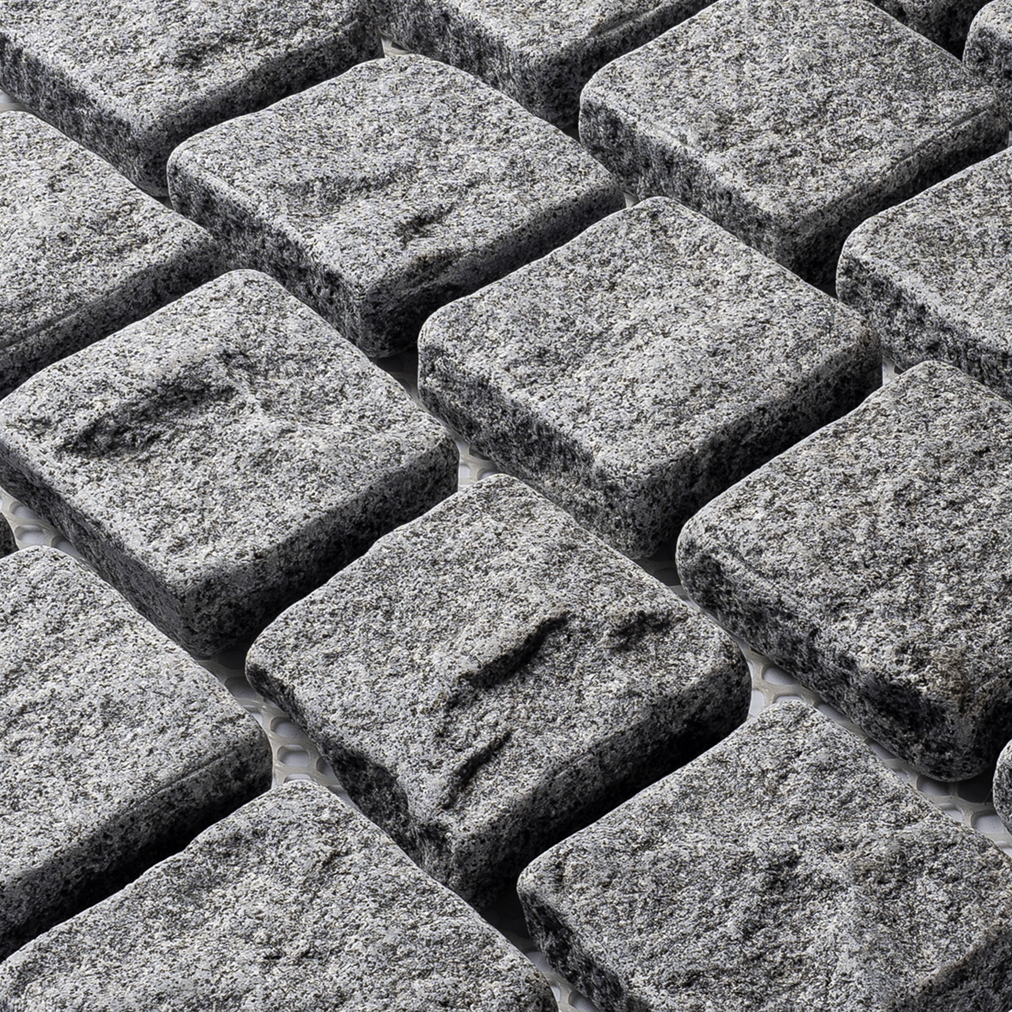 หินลูกเต๋าปูพื้น COBBLESTONE แบบแผ่นสำเร็จ MODERN DECOR รุ่นคลาสสิก ซอฟต์ ผิวธรรมชาติ ข้างตัดธรรมชาติ 50X55X3 ซม. หินธรรมชาติแกรนิตสีเทา ลายเรียงสลับ_7
