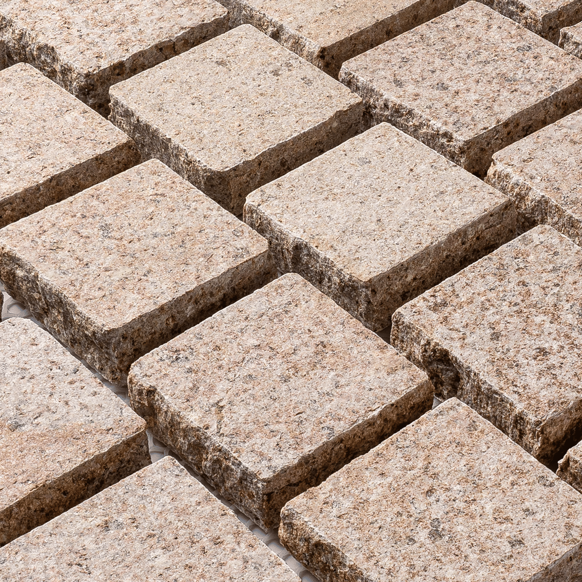หินลูกเต๋าปูพื้น COBBLESTONE แบบแผ่นสำเร็จ MODERN DECOR รุ่นซิมพลี ผิวพ่นไฟ ข้างตัดธรรมชาติ 50X55X3 ซม. หินธรรมชาติแกรนิตเหลือง ลายเรียงสลับ_6