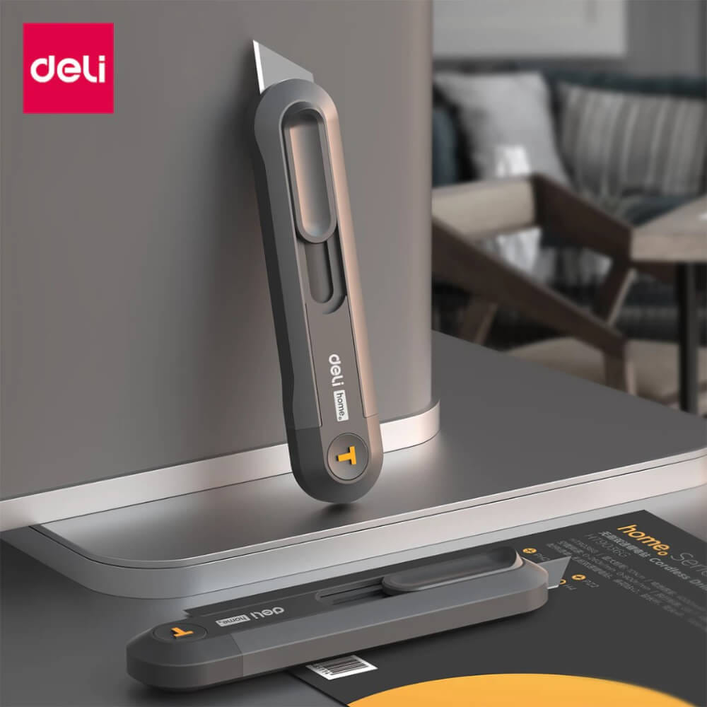 คัตเตอร์ เปลี่ยนใบได้ DELI EHT4003C-OR-01 สีส้ม (แพ็ก 3 ชิ้น)