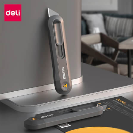 คัตเตอร์ เปลี่ยนใบได้ DELI EHT4003C-OR-01 สีส้ม (แพ็ก 3 ชิ้น)_1