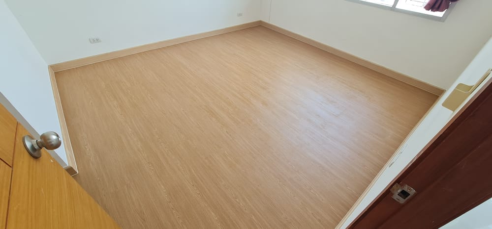 พื้น SPC คลิกล็อค พร้อมโฟม IXPE NATURWOOD หนา 5 มม. สี NATURAL OAK 01 (กล่อง 10 แผ่น ปูได้ 2.23 ตร.ม.)