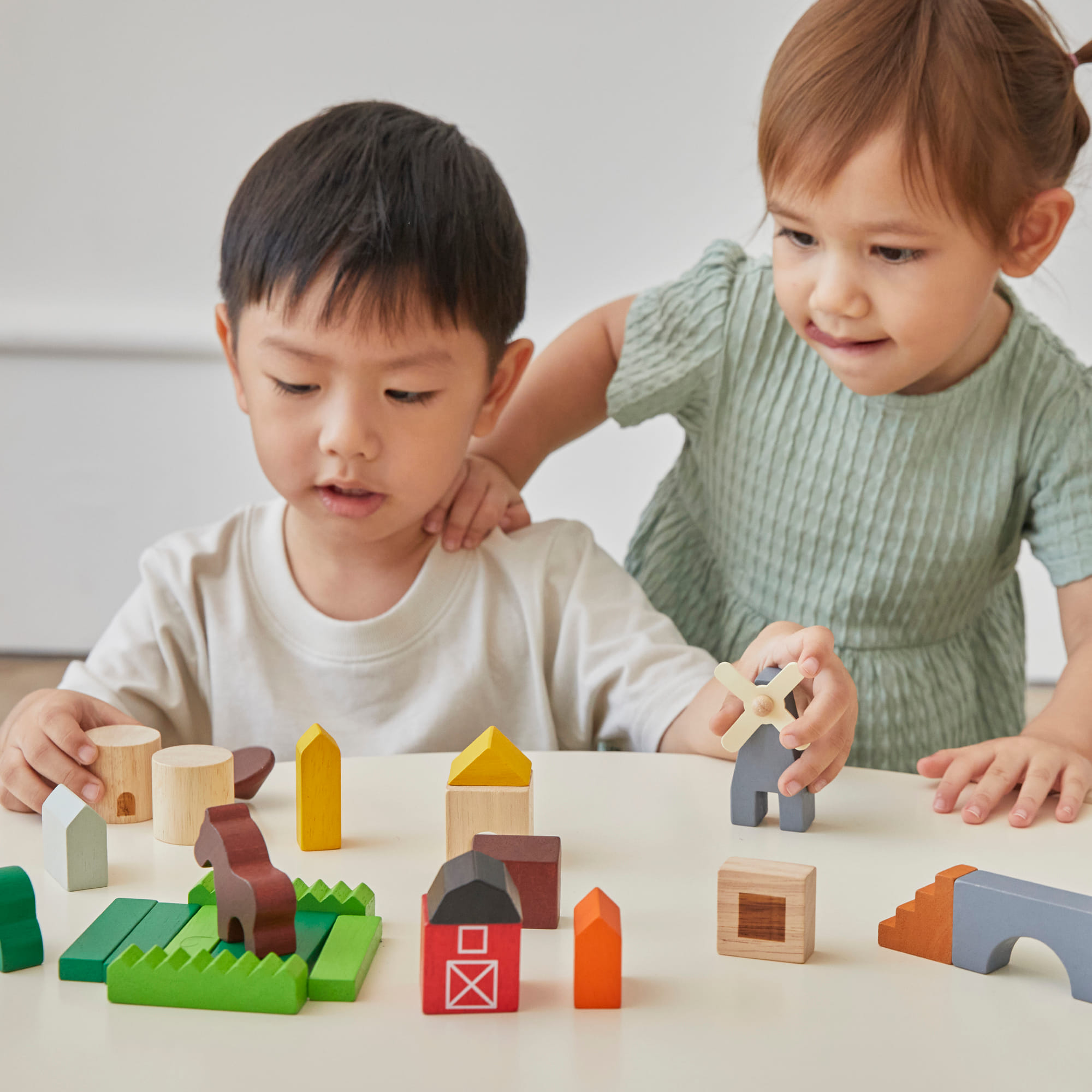 ชุดของเล่นไม้ PLANTOYS ชุดบล็อกบ้านชนบท สำหรับเด็กอายุ 18 เดือนขึ้นไป_4