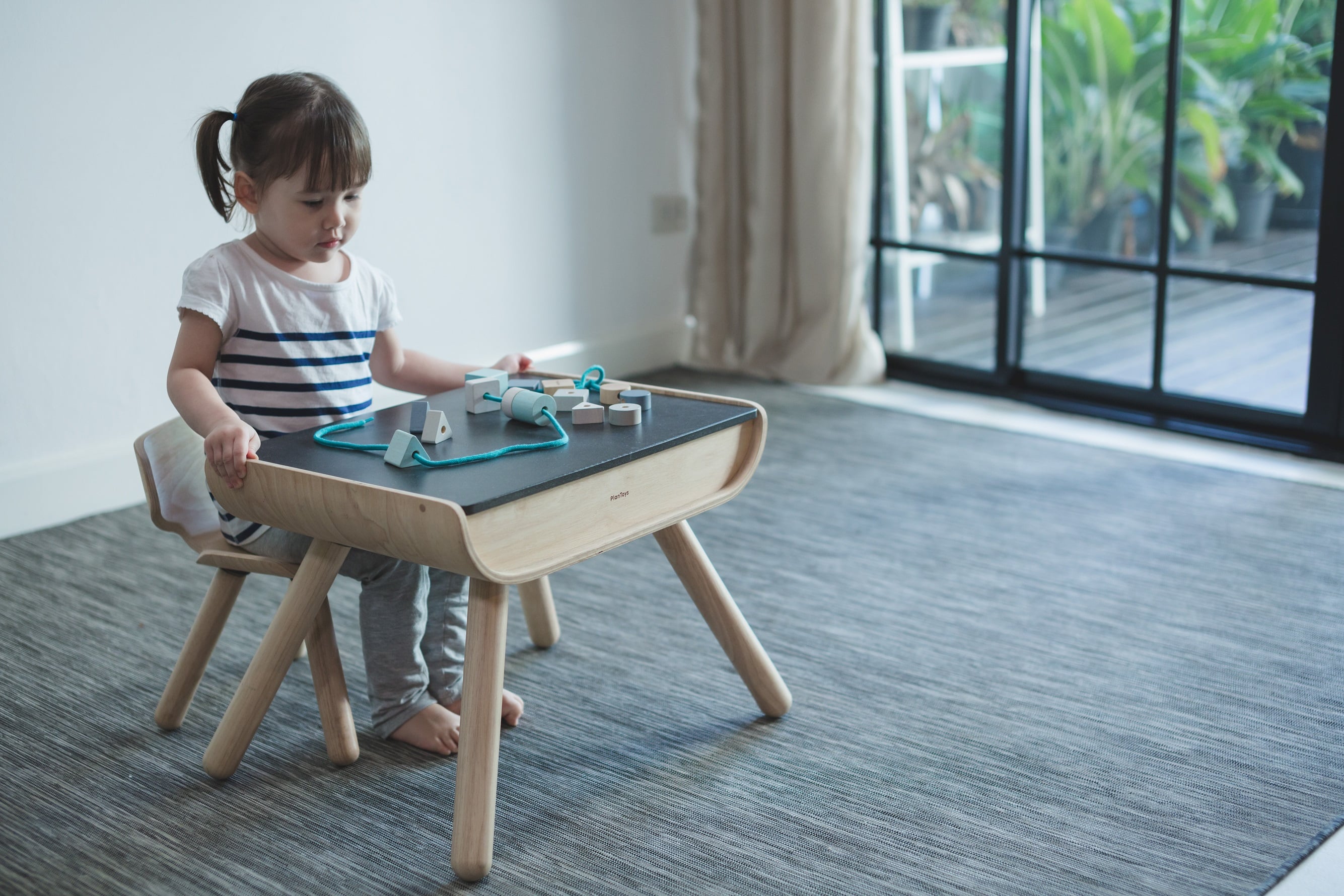 ชุดของเล่นไม้ PLANTOYS ชุดโต๊ะ + เก้าอี้ - สีดำ สำหรับเด็กอายุ 3 ปีขึ้นไป_5