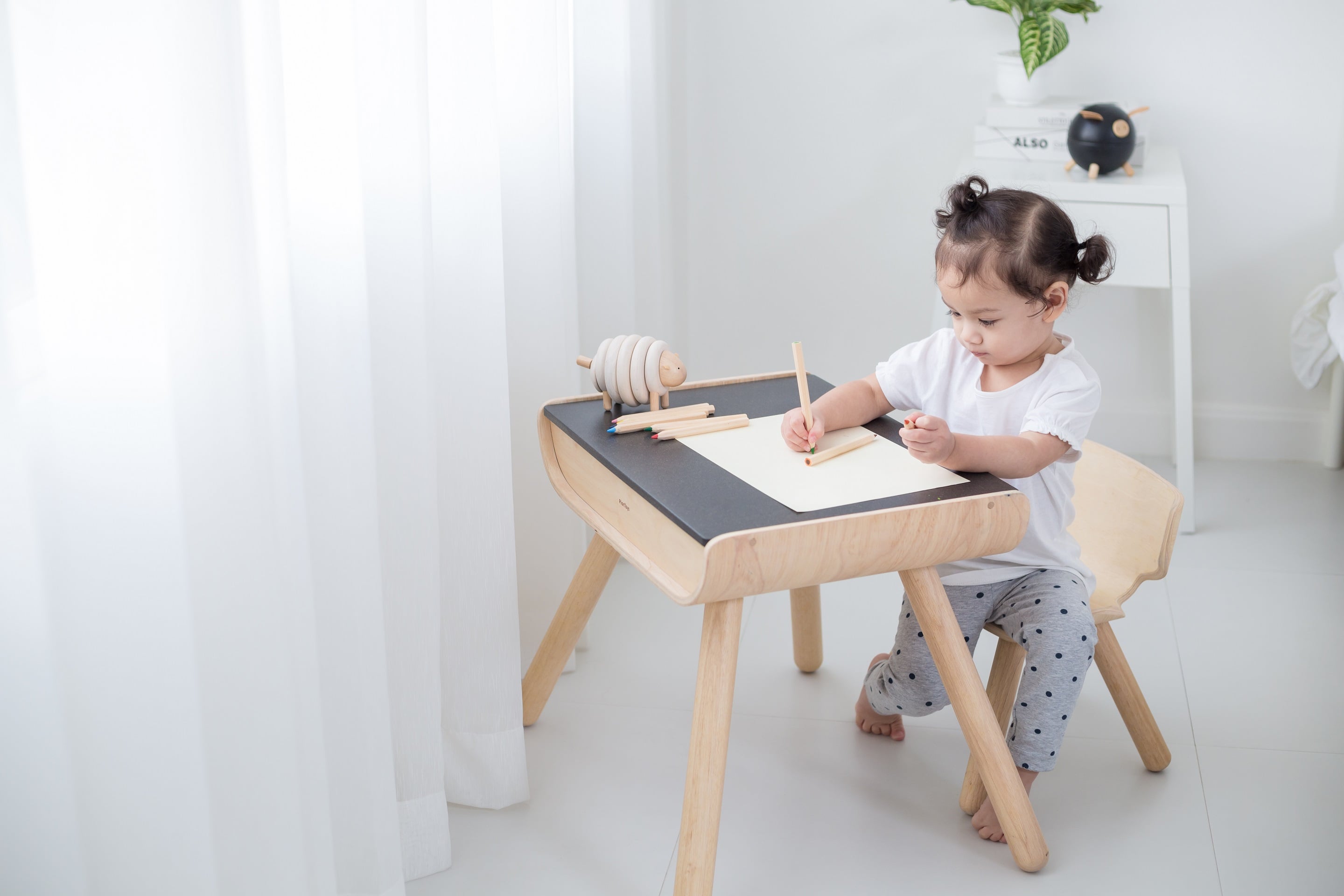 ชุดของเล่นไม้ PLANTOYS ชุดโต๊ะ + เก้าอี้ - สีดำ สำหรับเด็กอายุ 3 ปีขึ้นไป_2