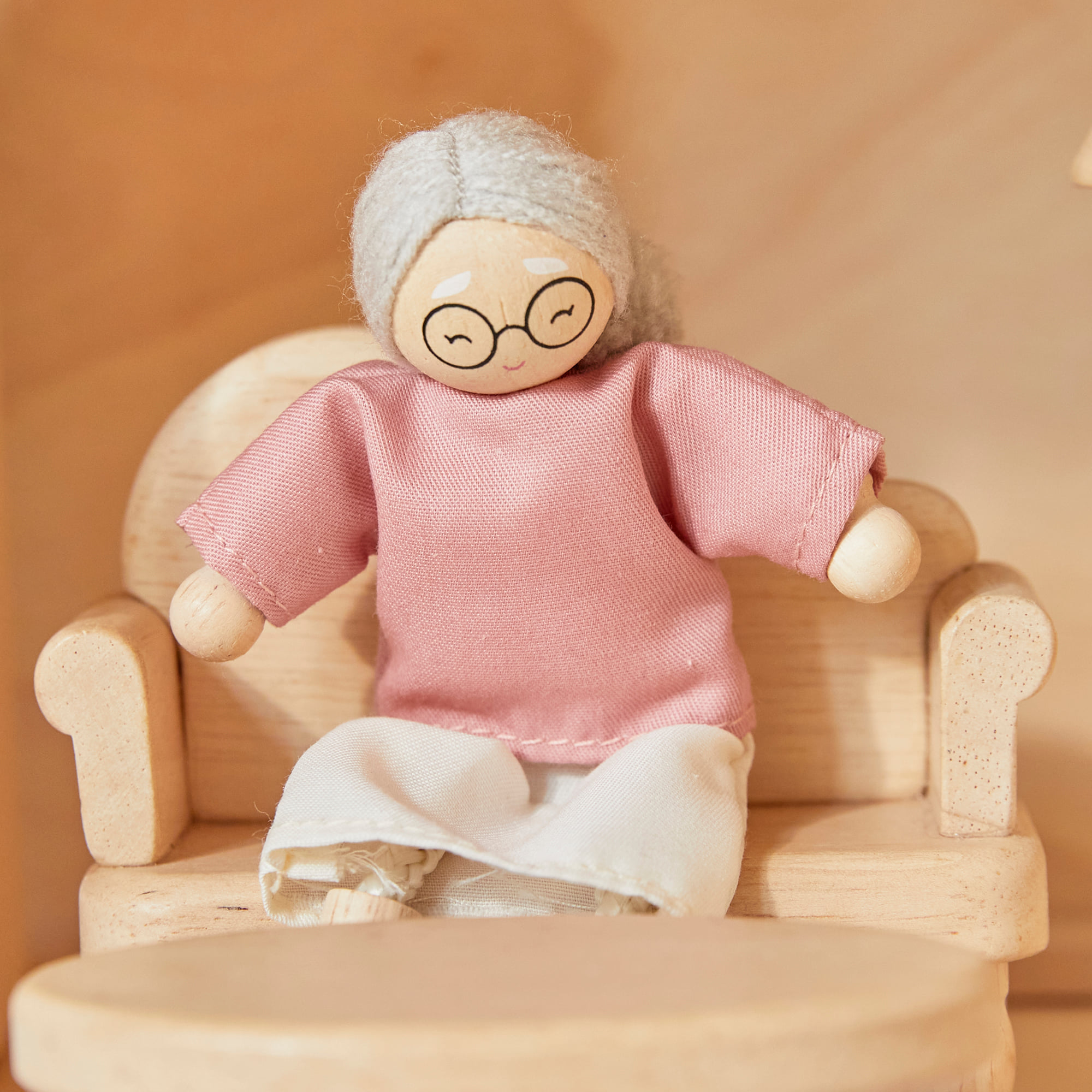 ชุดของเล่นไม้ PLANTOYS ตุ๊กตาคุณย่า คุณยาย - ผิวขาว สำหรับเด็กอายุ 3 ปีขึ้นไป_3