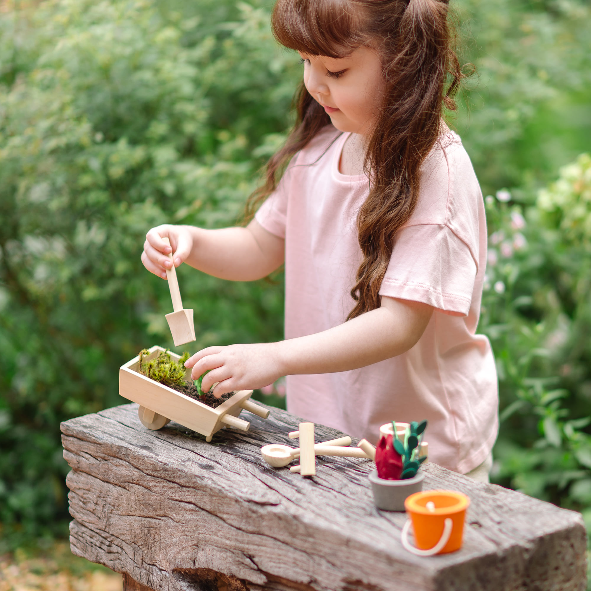 ชุดของเล่นไม้ PLANTOYS ชุดรถเข็นและเครื่องมือทำสวน สำหรับเด็กอายุ 3 ปีขึ้นไป_3