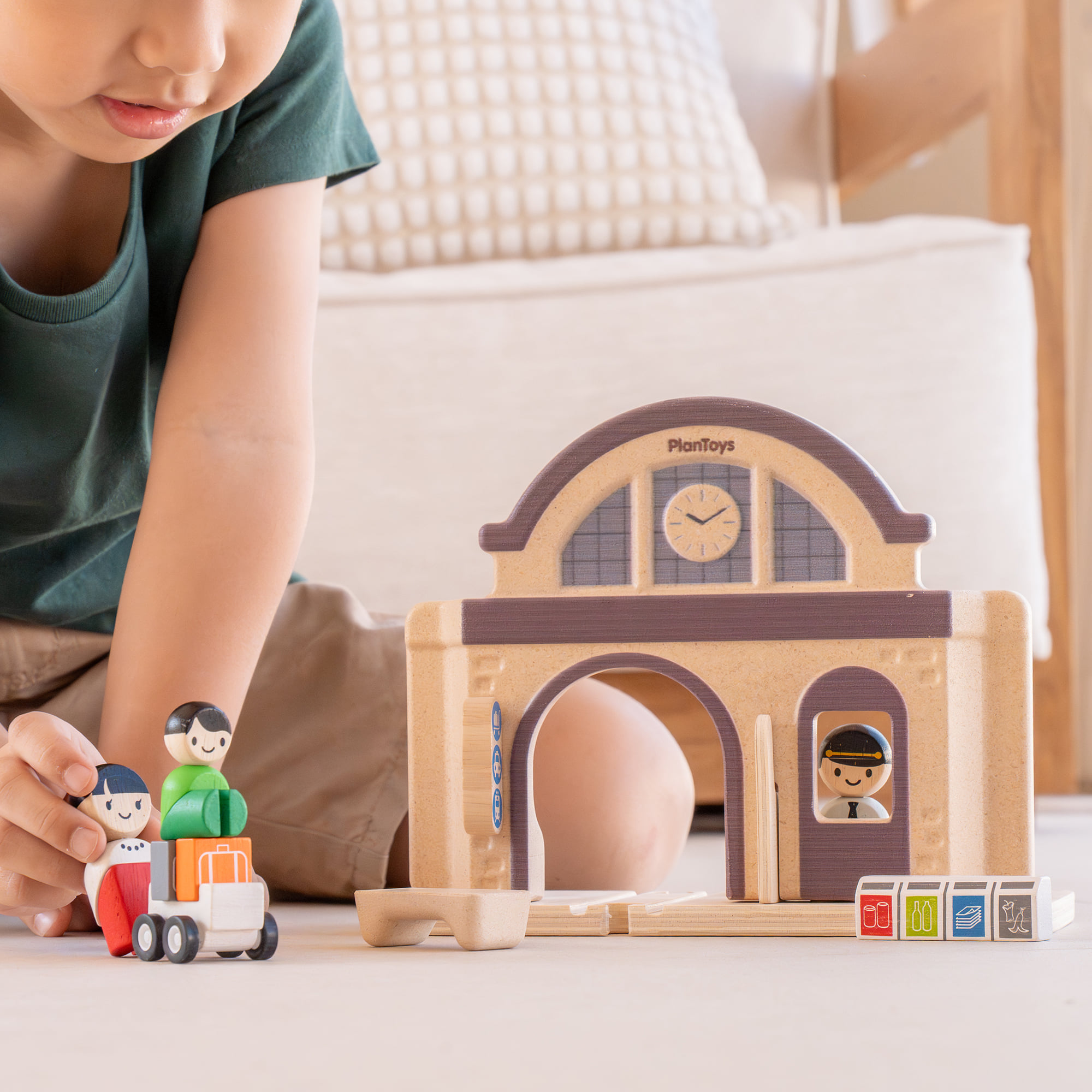 ชุดของเล่นไม้ PLANTOYS สถานีรถไฟ สำหรับเด็กอายุ 3 ปีขึ้นไป_3