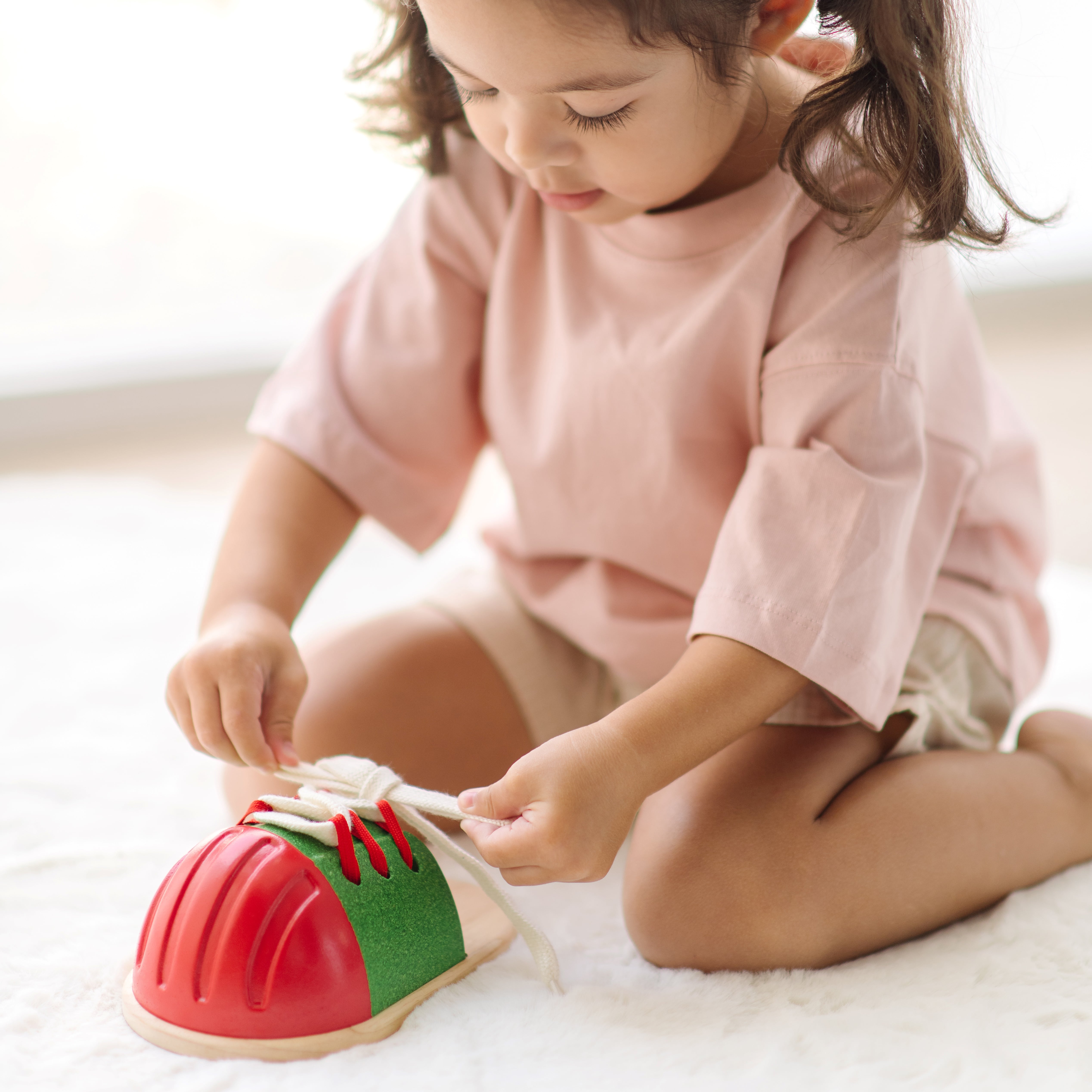 ชุดของเล่นไม้ PLANTOYS รองเท้าสวมหัดผูกเชือก สำหรับเด็กอายุ 2 ปีขึ้นไป_3