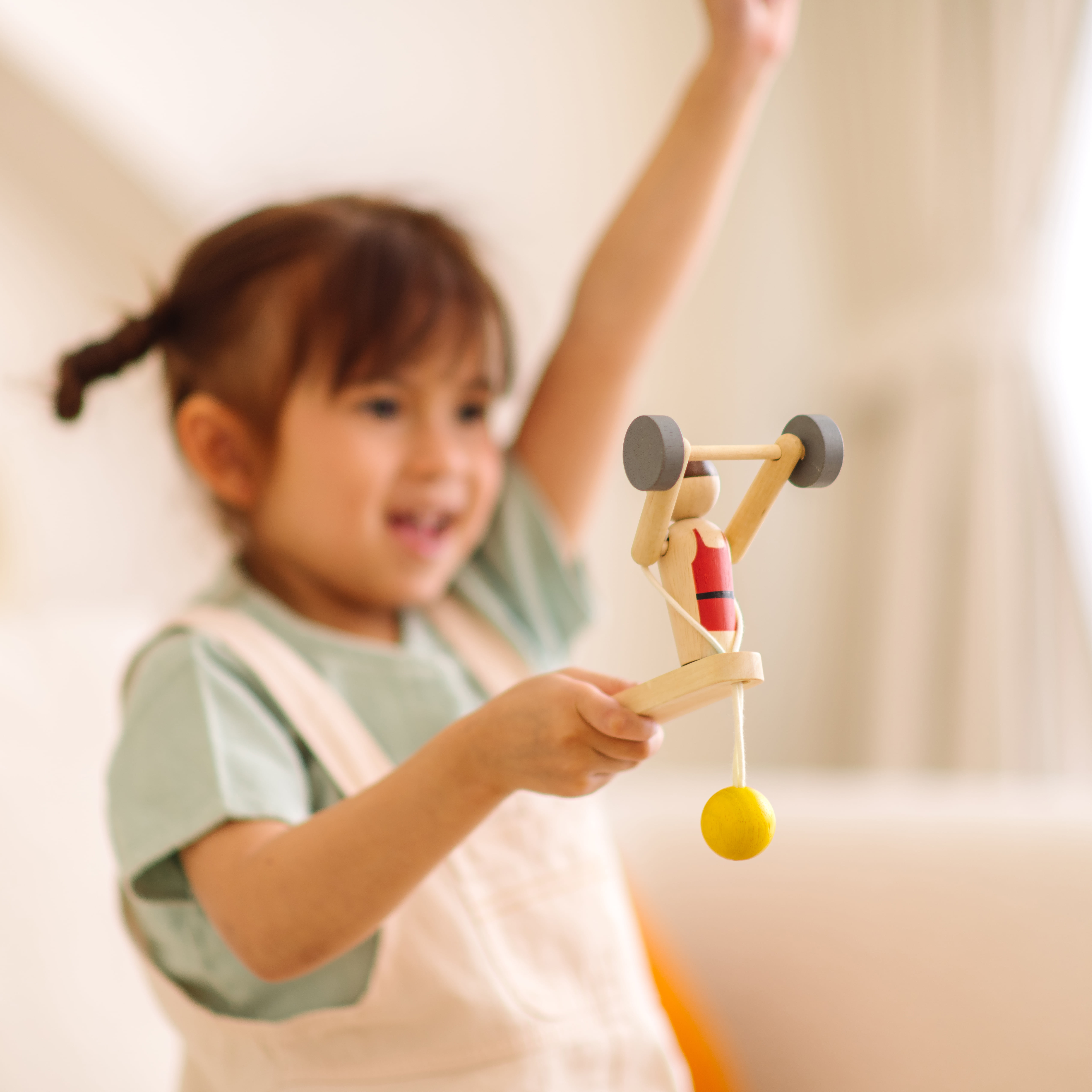 ชุดของเล่นไม้ PLANTOYS นักยกน้ำหนัก สำหรับเด็กอายุ 3 ปีขึ้นไป_3