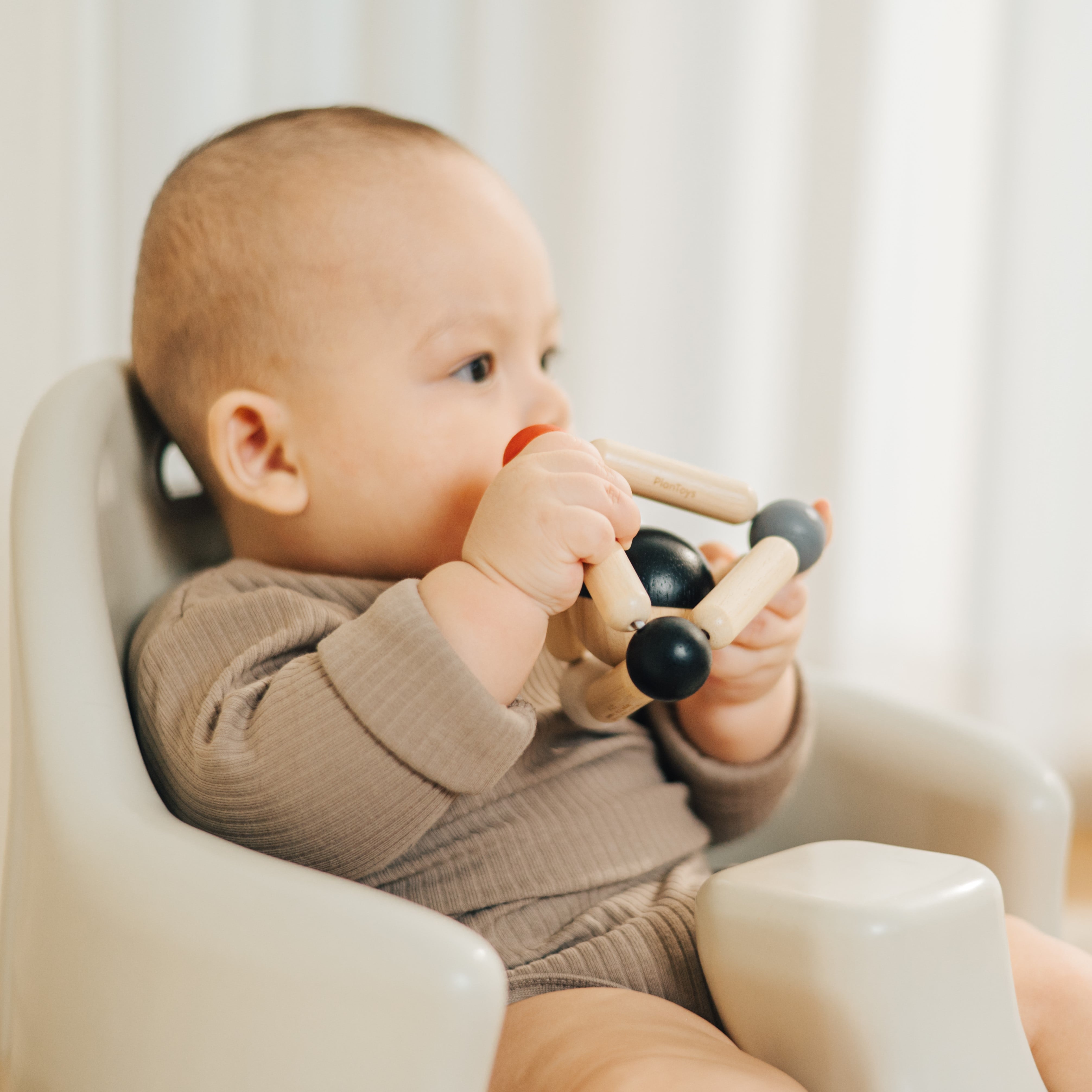 ชุดของเล่นไม้ PLANTOYS สามเหลี่ยมฝึกบีบ-ไฮคอนทราสต์ สำหรับเด็กอายุ 3 เดือนขึ้นไป_3